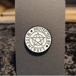 Emalje Pin "Protected By Witchcraft"