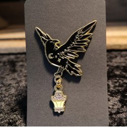 Emalje Pin Ravn m. Lanterne