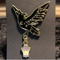 Emalje Pin Ravn m. Lanterne