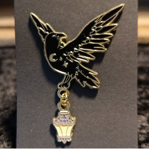 Emalje Pin Ravn m. Lanterne