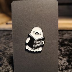 Emalje Pin "Human Stories" Sp�gelse