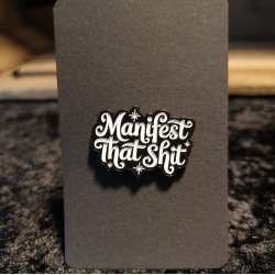 Emalje Pin "Manifest That Shit"