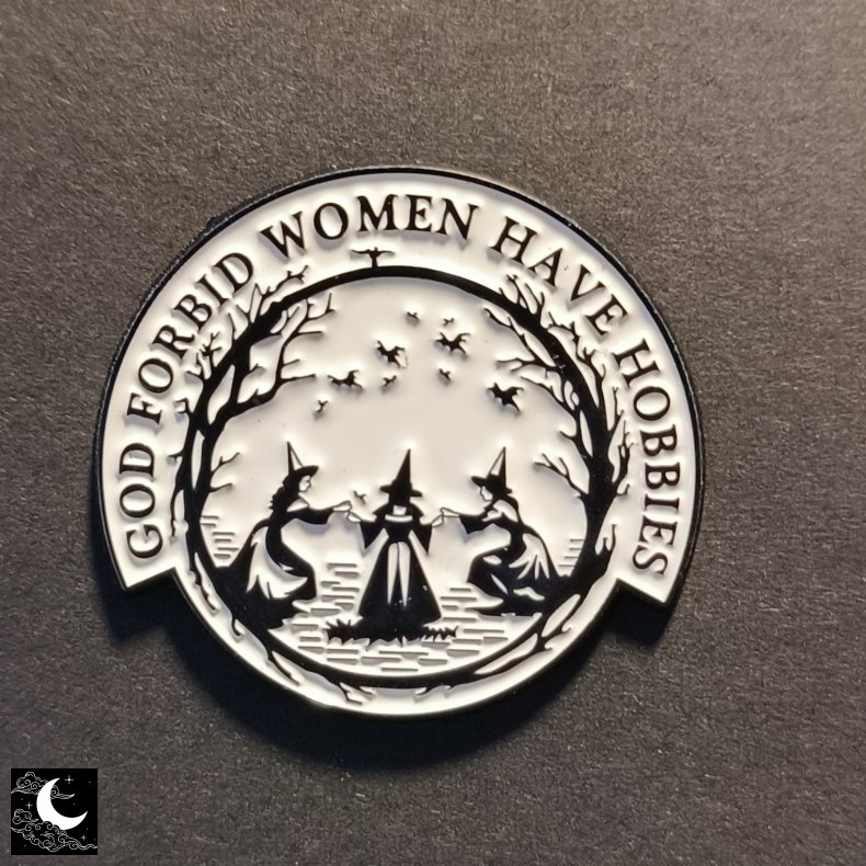 Emalje Pin "God Forbid Women Have Hobbies"