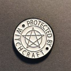 Emalje Pin "Protected By Witchcraft"