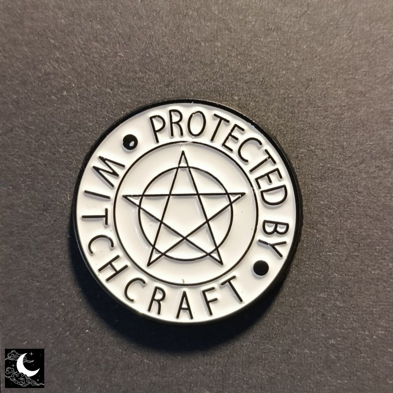 Emalje Pin "Protected By Witchcraft"
