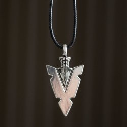 "Arrowhead of Strength" Halsk�de